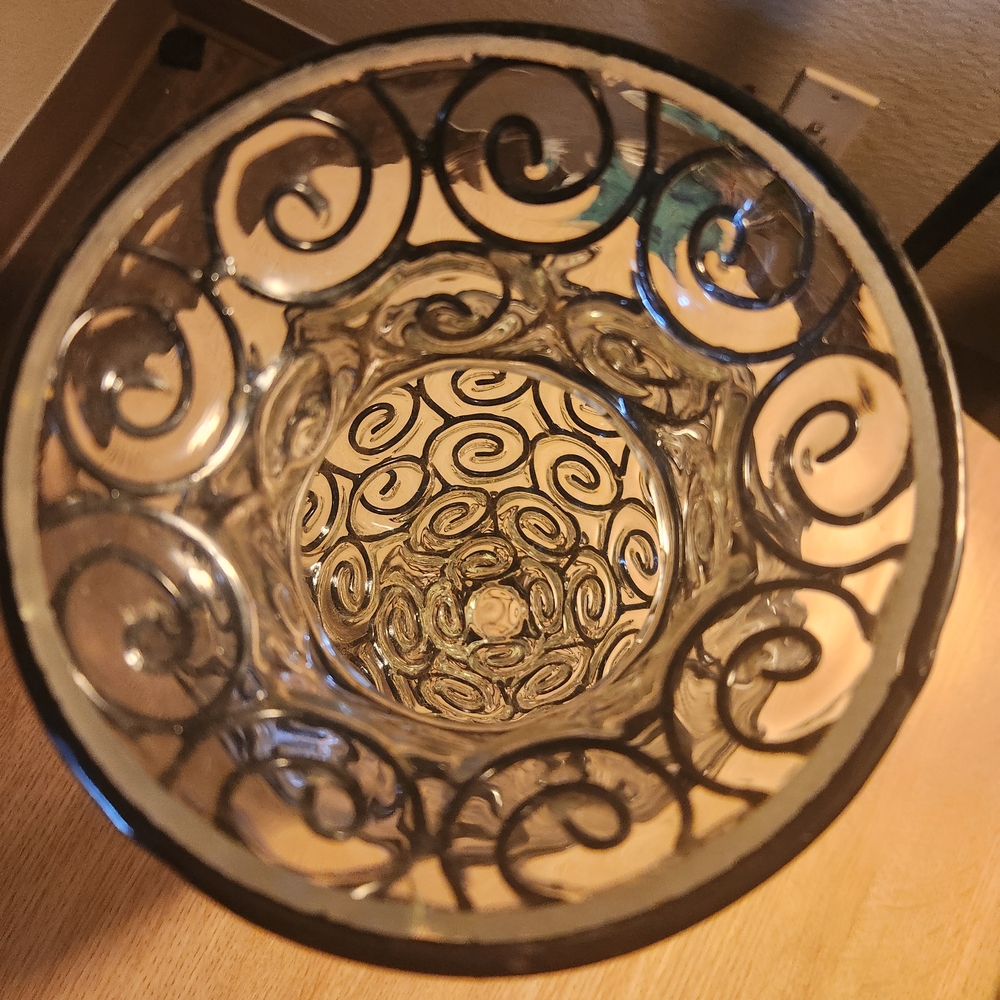 Elegant Swirl Glass Vase - Picture 2 of 3